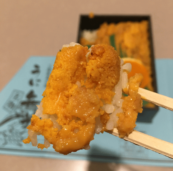 三陸リアス亭のうに弁当を食べる