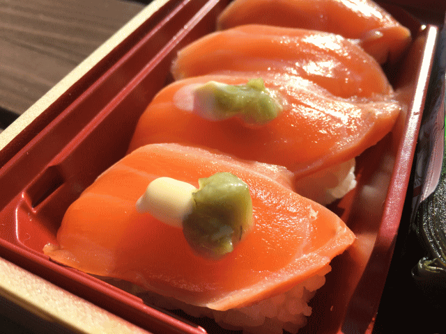 青森のぜいたく弁当の海峡サーモンにぎり