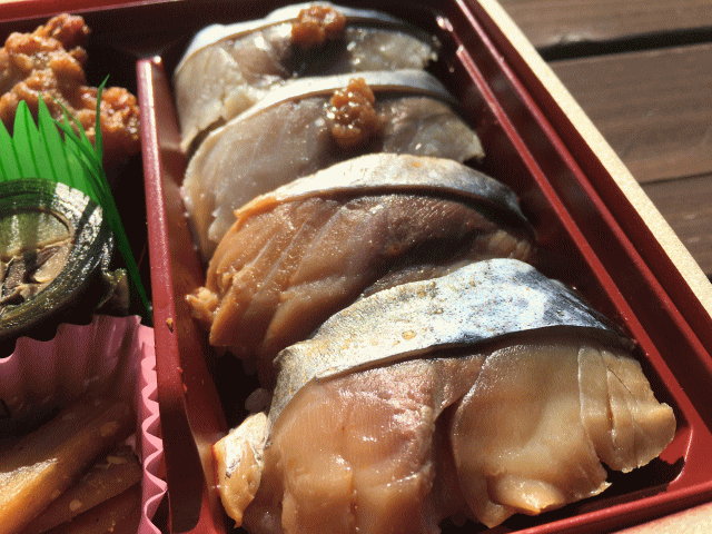 青森のぜいたく弁当の八戸前沖鯖にぎり