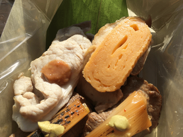 肉にぎり三種盛の鶏にぎり(玉子焼きトッピング)と豚にぎり