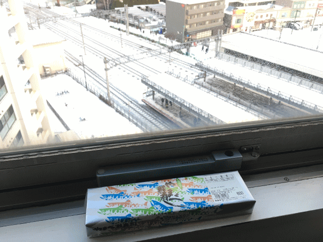 鉄道を見ながらやまべ鮭寿しを食べる