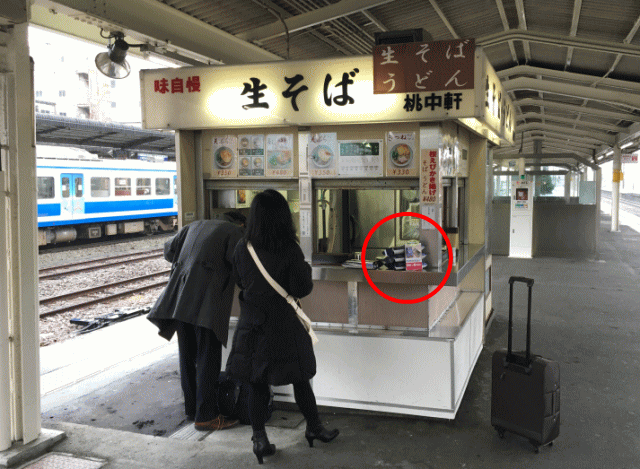 三島駅在来線ホーム上の立ち食いそばスタンド