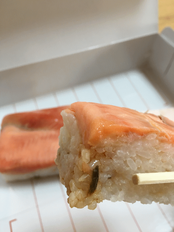 天城紅姫あまご寿司に醤油を垂らす