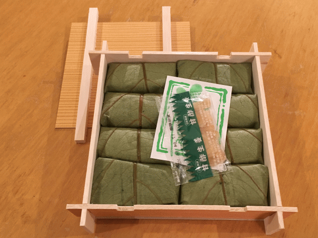 柿の葉ずしの蓋を取ったところ