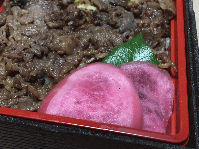 丸政の信州牛弁当に添えられた赤かぶの酢漬け