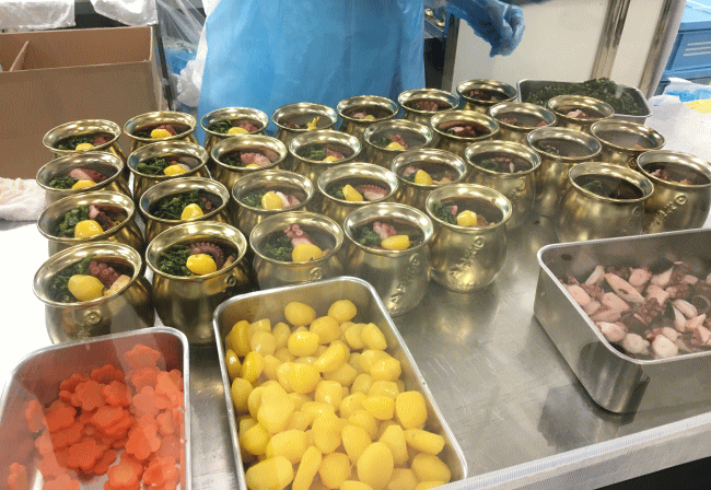 金色のひっぱりだこ飯の製造現場