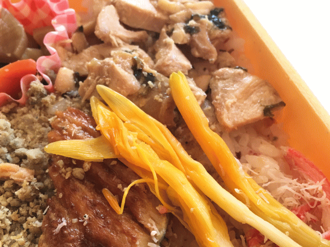 出雲招福ちらしの金針菜(百合の花)と大山鶏