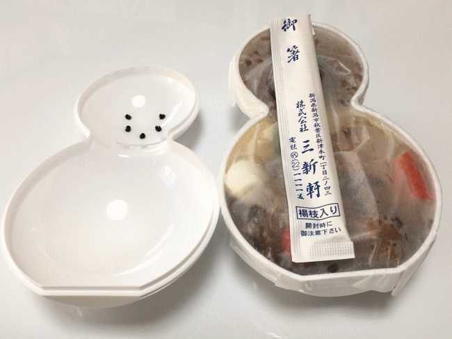 雪だるま弁当の容器を開ける