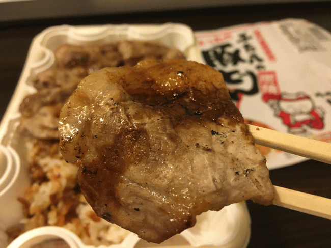 タレを絡ませた豚どんの豚肉