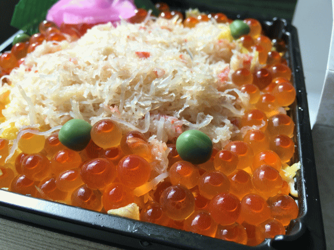 磯宴（網走駅弁）のカニとイクラ