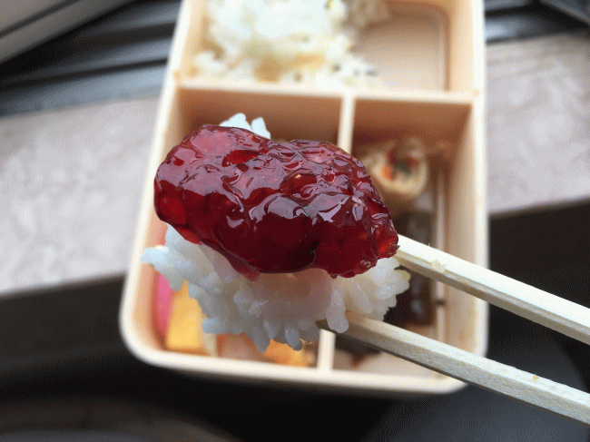 筋子は北海道産米のご飯に乗せて（北の家族弁当）