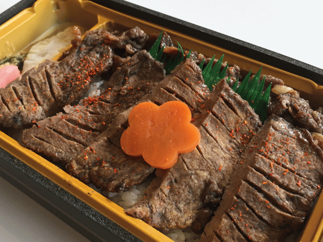 炙り牛たんとA5仙台牛弁当の牛たん網焼き