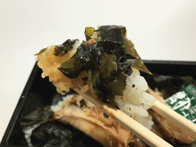 ぶりかまステーキ弁当の酢飯とわかめ