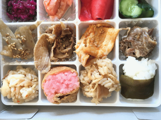 ひとくちだらけの肉料理とご飯