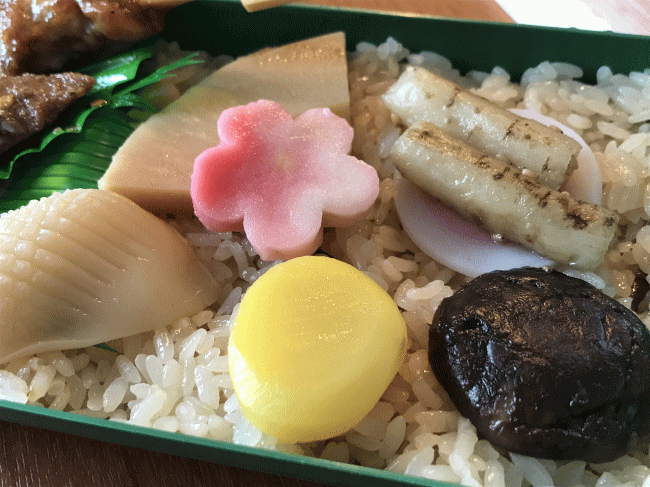 無法松弁当の山菜おこわとおかず