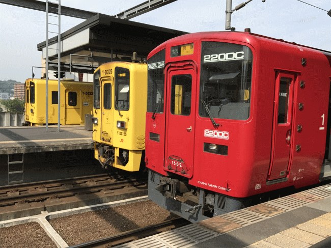 大分駅に停車中の、久大本線と豊肥本線の気動車