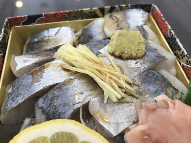 武士のあじ寿司の鯵と刻み生姜と本わさび