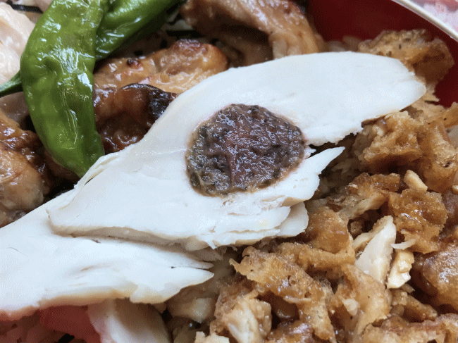 いいとこ鶏弁当の蒸し鶏と練り梅