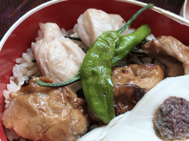 いいとこ鶏弁当の鶏の照り焼き、ししとう素揚げ、鶏の塩焼き