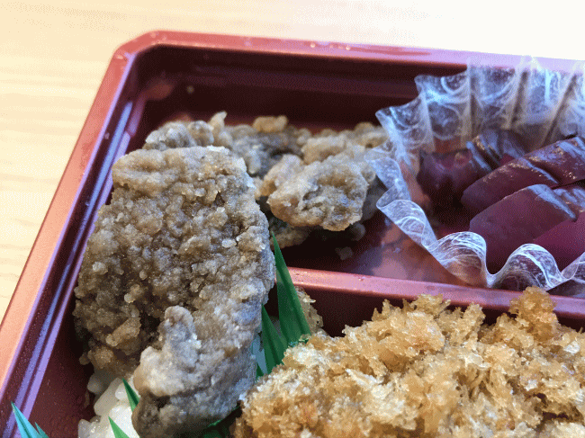 ながさき鯨カツ弁当の鯨の竜田揚げ