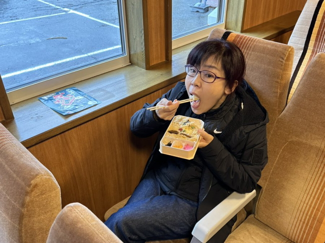 休憩室「自由席」でかにめしを食べる