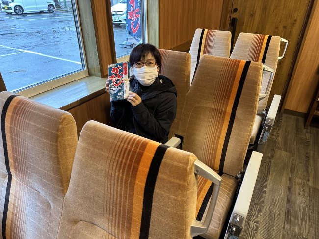 休憩室「自由席」でかにめしを食べる