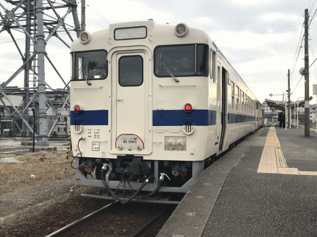 油津駅に停車中の日南線のキハ40系
