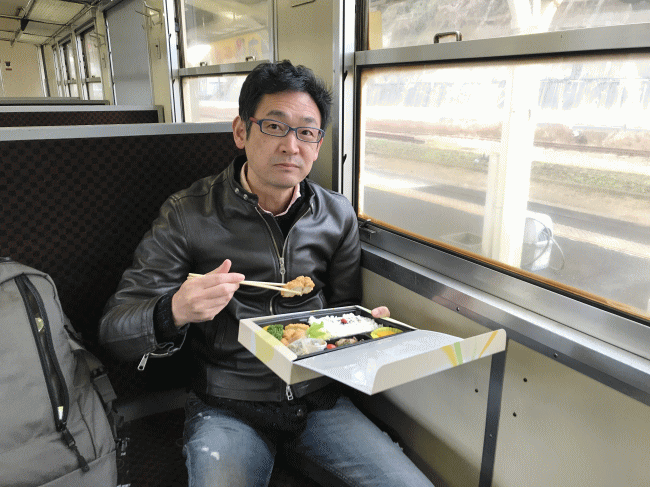 日南線の車内で食べる駅弁