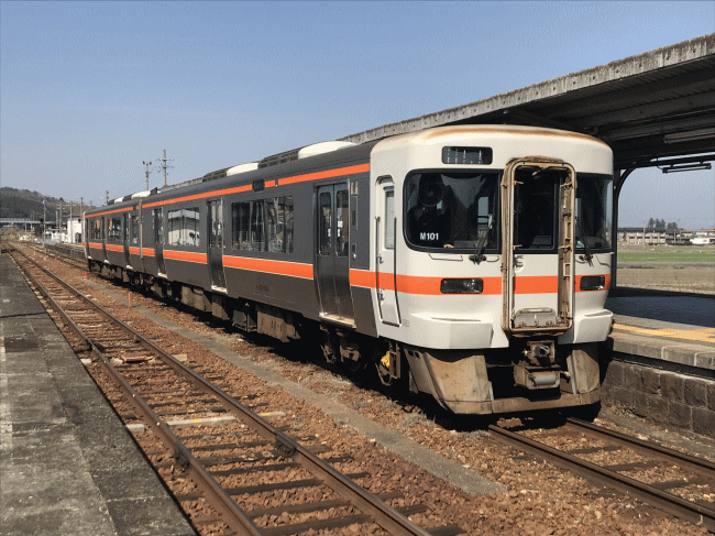 多気駅に停車中の、紀勢本線のキハ25形