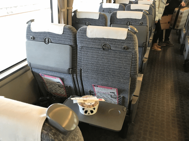 特急くろしおの車内で食べるパンダ弁当