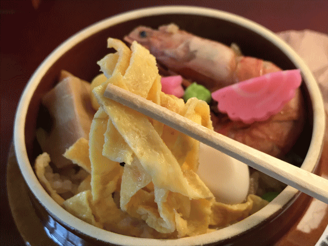 岩見沢駅の釜めしの玉子焼き