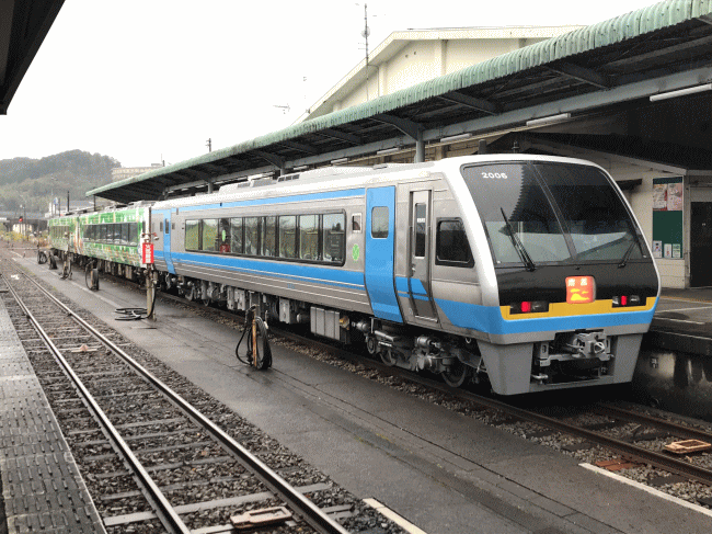 中村駅に停車中の特急南風・2000形