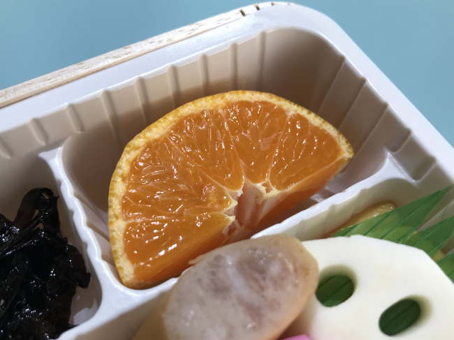 幕の内弁当（今治駅）に入っているミカン