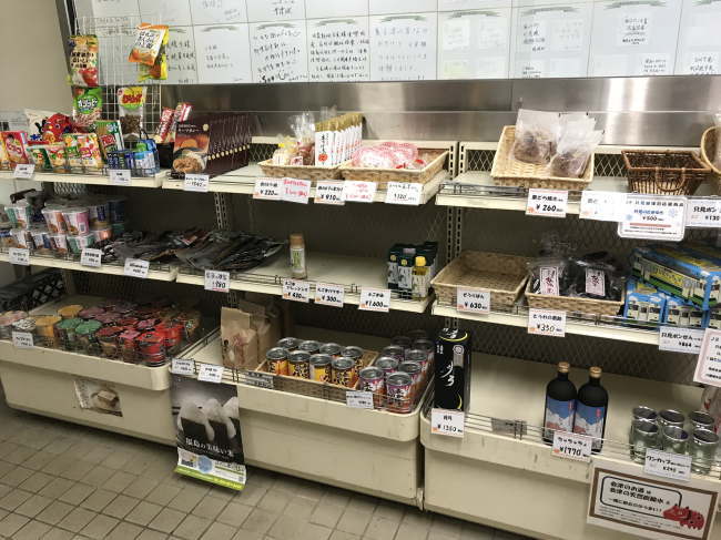 金山町観光情報センターの売店の店内