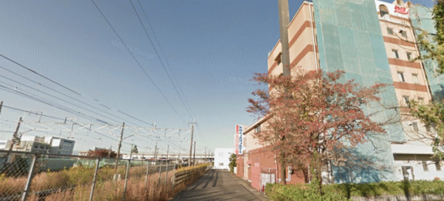 矢板イースタンホテルの外観と東北本線矢板駅