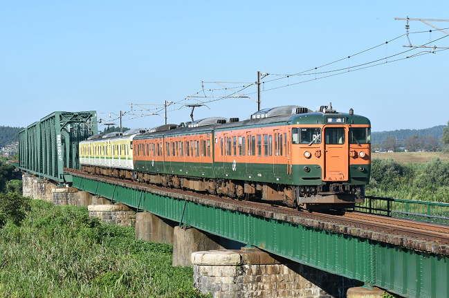 大河津分水路に架かる鉄橋で湘南色と弥彦色を撮影