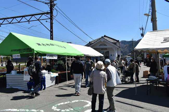 「えち鉄521プロジェクト2019桜とラッセルを撮ろう」で開かれる物産市