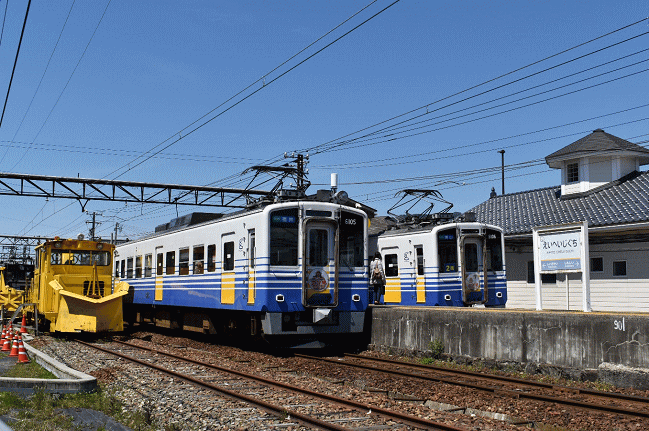 永平寺口駅の構内