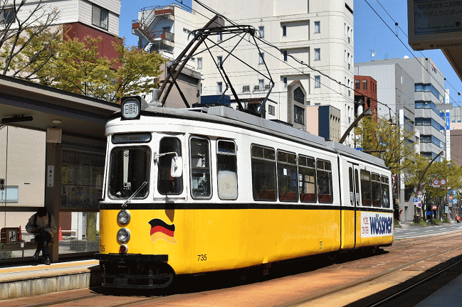 福井城址大名町電停に停車中の田原町行「レトラム」