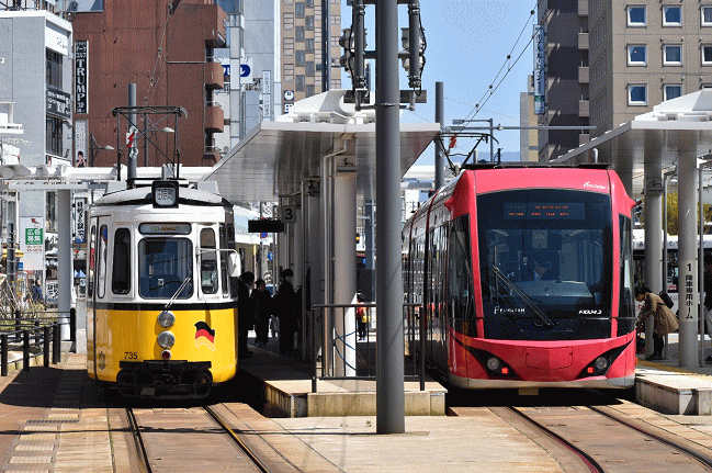 福井駅前電停のレトラム