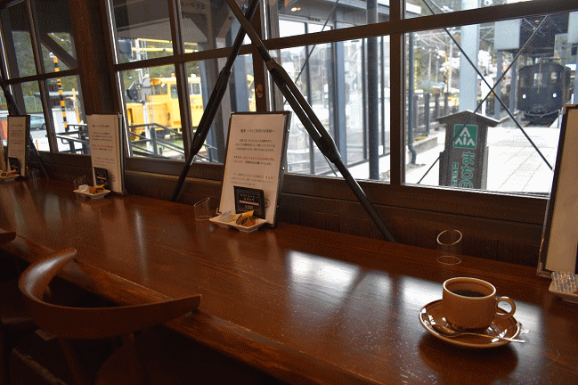 「えち鉄カフェ」のデキ6電気機関車を眺めることのできる席