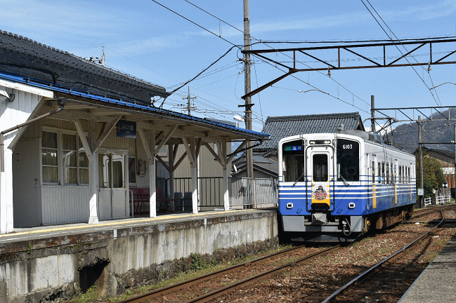 山王駅に到着するえちぜん鉄道の福井行