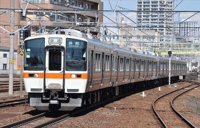 311系電車の8両編成（熱田駅）