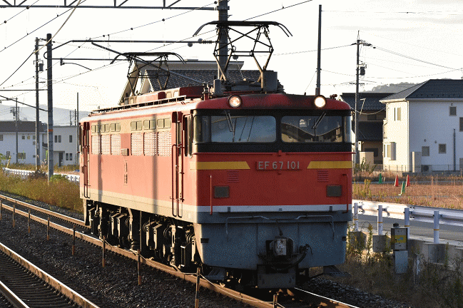 寺家駅の上りホーム西条方先端でEF67を撮影