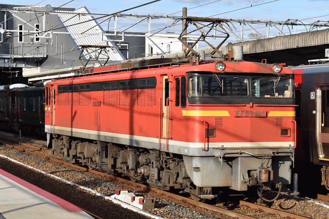EF67-105号機（西条駅にて）