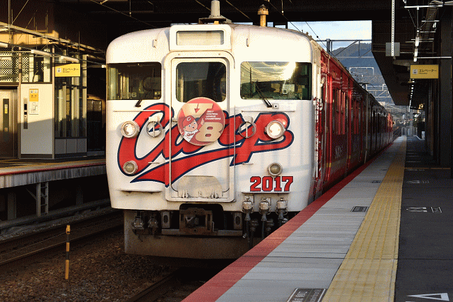 １１５系の広島カープ塗装