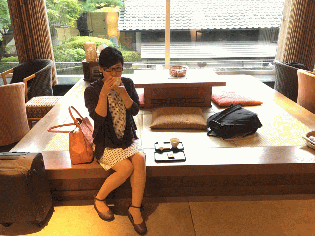 福島県・栄楽館のロビーにてお茶菓子のおもてなし