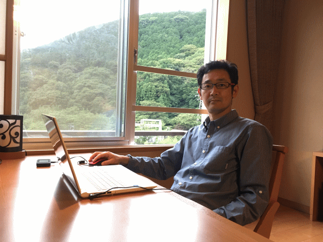 福島県・栄楽館の客室の大きなテーブル