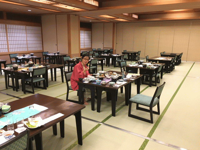 福島県の栄楽館の夕食会場