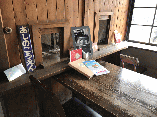 カフェ駅舎の店内